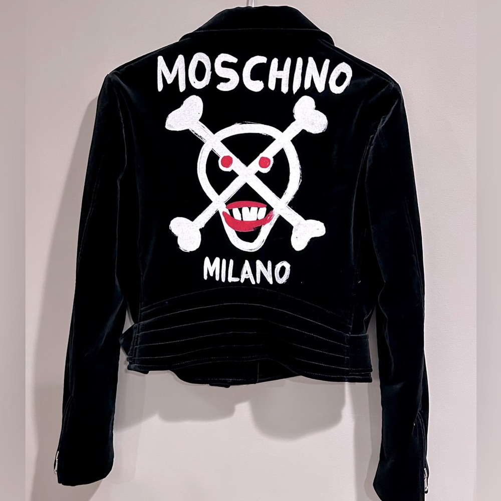 RARE MOSCHINO COUTURE PAINTED SKULL & CROSSBONES BLACK VELVET MOTO/BIKER JACKET